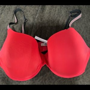 Victoria’s Secret Red t-shirt lightly lined Demi ♥️ Size 38DDD